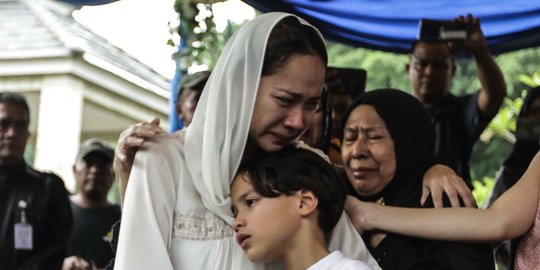 Wajah Duka Bunga Citra Lestari di Pemakaman Ashraf Sinclair