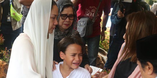 Sempat Terlihat Tegar, Tangis Noah Anak BCL Pecah di Depan Pusara Ashraf Sinclair