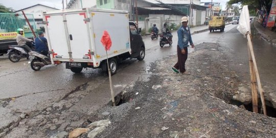 Warga Keluhkan Jalan Perancis Tangerang Rusak Parah