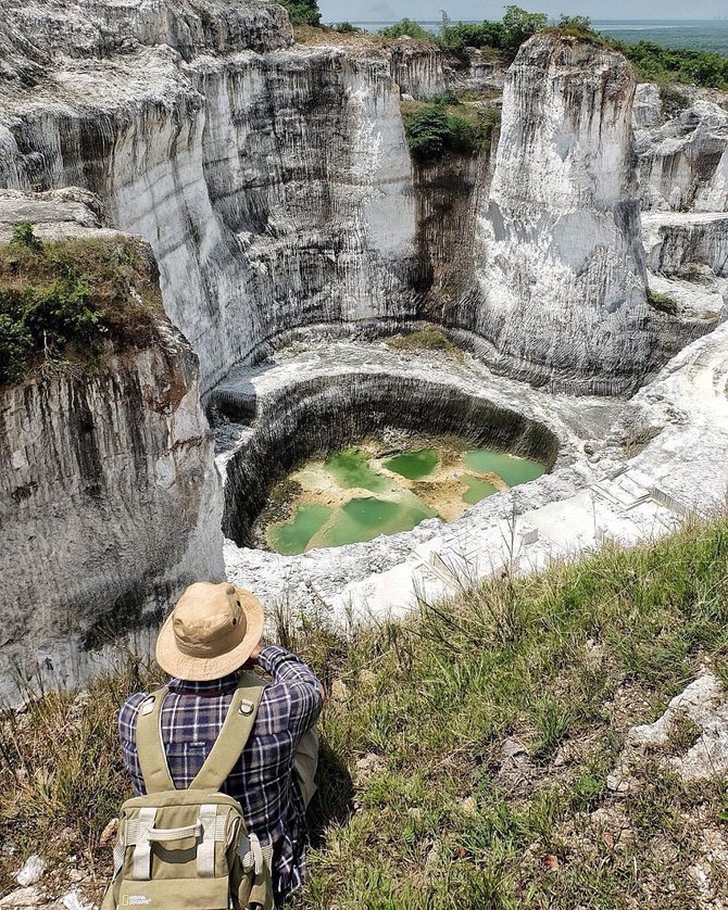 danau kecil di gunung kapur sekapuk