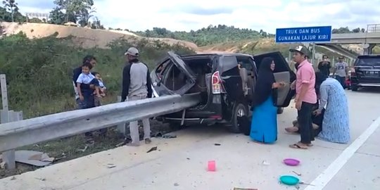 Kecelakaan di Tol Balikpapan, Avanza Isi 8 Penumpang Tertembus Pagar Pembatas