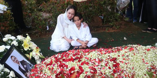 Dewi Sandra Soal Ashraf: Hati Hancur dan Remuk Ketika Antarkan Jenazah ke Pemakaman