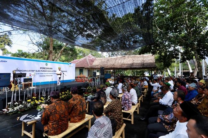 bupati banyuwangi abdullah azwar anas saat peresmian jalur listrik di tn alas purwo