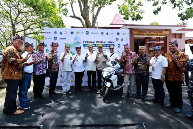 bupati banyuwangi abdullah azwar anas saat peresmian jalur listrik di tn alas purwo