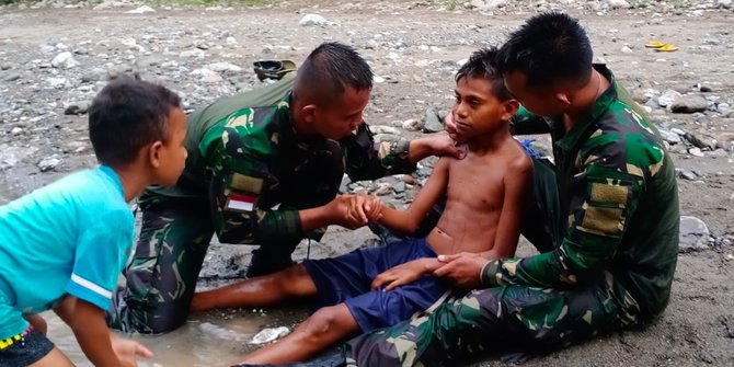 Aksi Heroik Satgas Yonif 132 TNI Selamatkan Bocah Terseret Arus Sungai di NTT