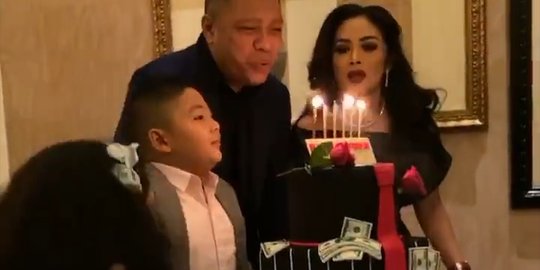 Krisdayanti Beri Kejutan di Ultah Raul Lemos ke-50, Kue Cake Bertabur 'Uang Dolar'