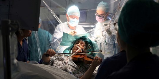 Kisah Pasien di Inggris Mainkan Biola Saat Operasi Tumor Otak