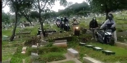 Kelakuan Nekat Pemotor Jakarta 'Libas' Kuburan Demi Hindari Macet, Ini Momennya