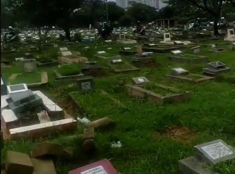 video viral pemotor masuk pemakaman