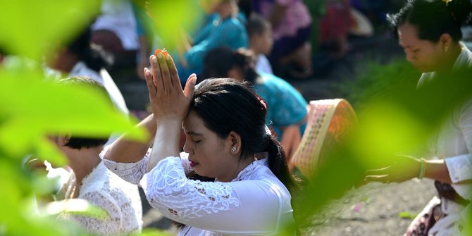 Potret 4 Selebritas Indonesia Rayakan Hari Raya Galungan, Penuh Suka Cita