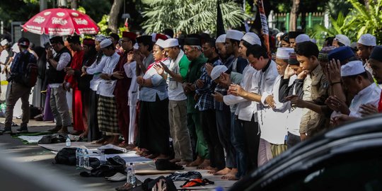 Massa Aksi Reuni 212 Gelar Salat Ashar Berjemaah di Sekitaran Monas