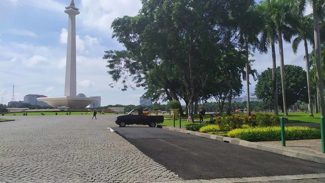 batu alam di monas mulai diaspal