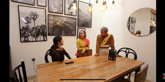 Uniknya Ruang Makan di Rumah Cita Citata, Kursinya Beda-Beda
