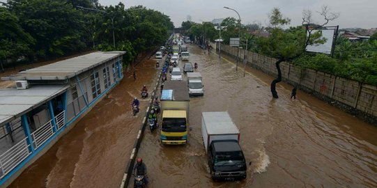 Tergenang Banjir, Sejumlah Rute Transjakarta Terpaksa Dialihkan