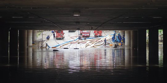 Banjir Surut, Petugas Bersihkan Lumpur di Underpass Tol Cawang Jakarta Timur