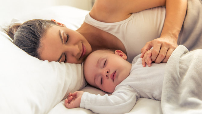 ilustrasi tidur dengan bayi