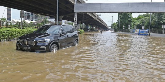 Jalan Ahmad Yani Lumpuh Akibat Banjir