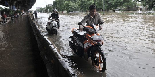 Puluhan Motor Mogok Akibat Nekat Terobos Banjir