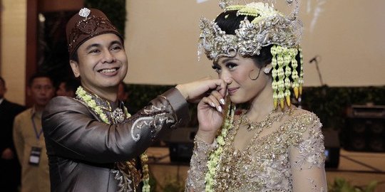 7 Istri Cantik Komedian Indonesia, Bukti Pria Humoris Punya Pesona