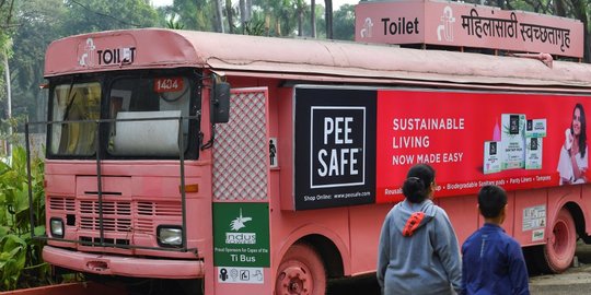 Uniknya Bus Tua Disulap Jadi Toilet Umum di India