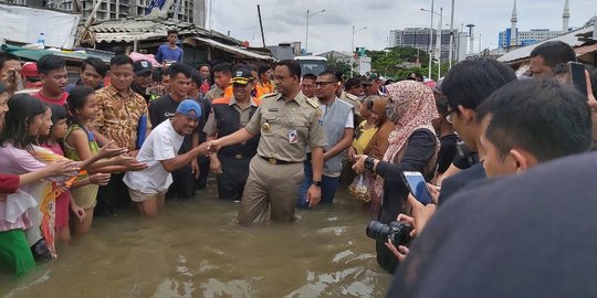 Survei: Bukan Lem Aibon dan Formula E, Banjir Bikin Elektabilitas Anies Tergerus