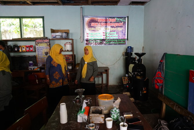 guru sd di banyuwangi mengajari murid meracik kopi