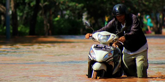 Pengendara Nekat Terjang Banjir di Jalan Kayu Putih