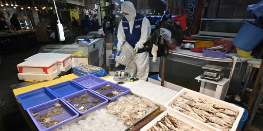 Virus Corona Meluas di Korsel, Petugas Gencar Semprot Disinfektan ke Pasar-pasar