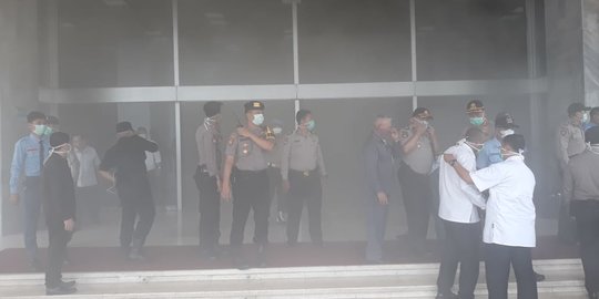 Alarm Kebakaran Berdering, Gedung DPR Penuh Kepulan asap