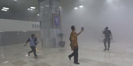 Kepulan Asap Putih Selimuti Gedung Nusantara III DPR