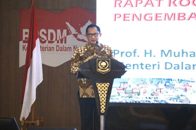menteri dalam negeri tito karnavian membuka rakornas bpdsm