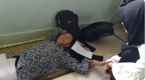 Momen momen Kocak Siswa Tidur  di  Kelas  Begini Reaksinya 