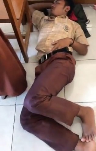siswa tidur di kelas