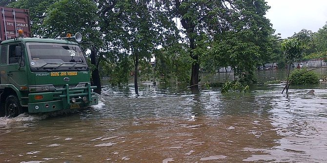 Kali Angke Luber hingga ke Jalan Raya, Banyak Kendaraan Terabas Banjir