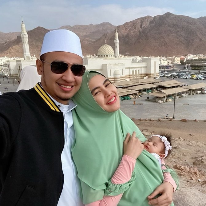 kartika putri dan habib usman umrah bersama sang anakinstagram kartika putri