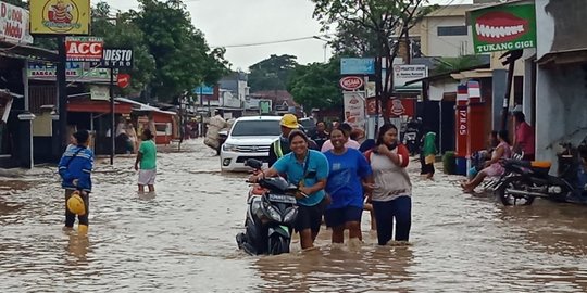 Sungai Meluap, Jalan Penghubung Kecamatan & Kabupaten Karawang Terendam Banjir