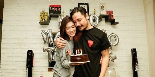 Pamer Kemesraan, Ini 4 Potret Manis Ello dan Pacar Barunya
