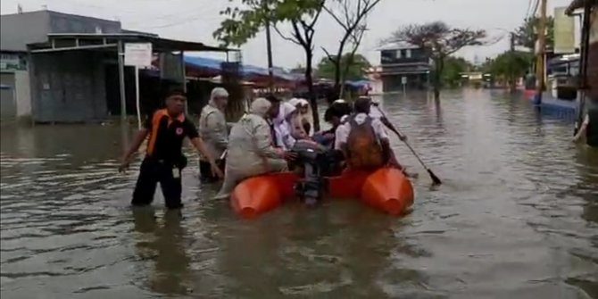 4 Kecamatan Di Tangerang Banjir, Akses Jalan Perumahan Garden City Tak ...