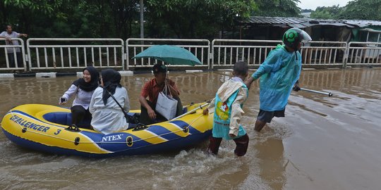 Ini Potret Jakarta Terendam Banjir, dari Jalan Raya Hingga Depan Kedubes Asing