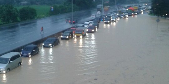 Imbas Banjir, Tol Jakarta-Cikampek Macet Hingga 10 Kilometer
