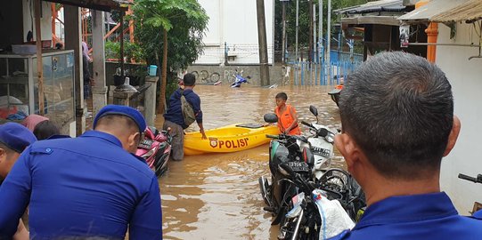 Tangis Warga Cipinang Melayu Minta Dievakuasi Akibat Rumah Banjir