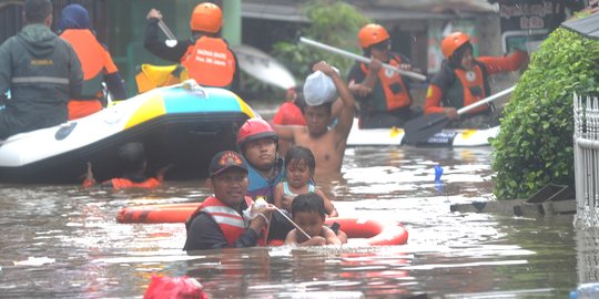 Evakuasi Anak-anak Saat Banjir 2 Meter Melanda Karet Pasar Baru Barat