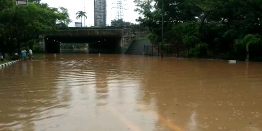 Underpass Cawang Banjir Satu Meter, Kendaraan Tak Bisa Melintas