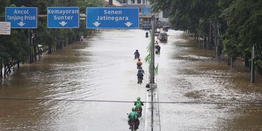 Banjir Genangi Jalan Dr. Sutomo