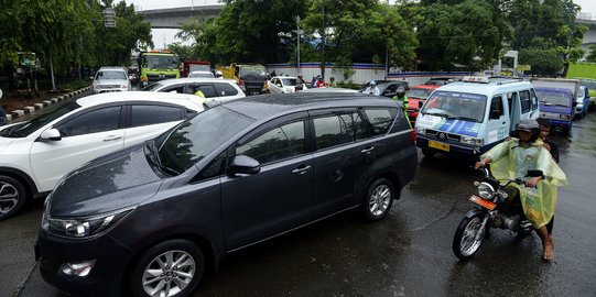 Banjir, Lalu Lintas Cawang-UKI Macet