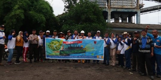 Cegah Banjir, PT KIEC dan Masyarakat Gotong Royong Bersihkan Saluran Air