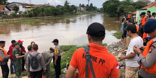 Petugas Gabungan Pantau Orang Hanyut di Sungai Ciliwung