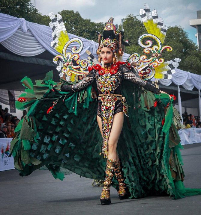 cinta laura di ajang jember fashion carnavalinstagram cinta laura