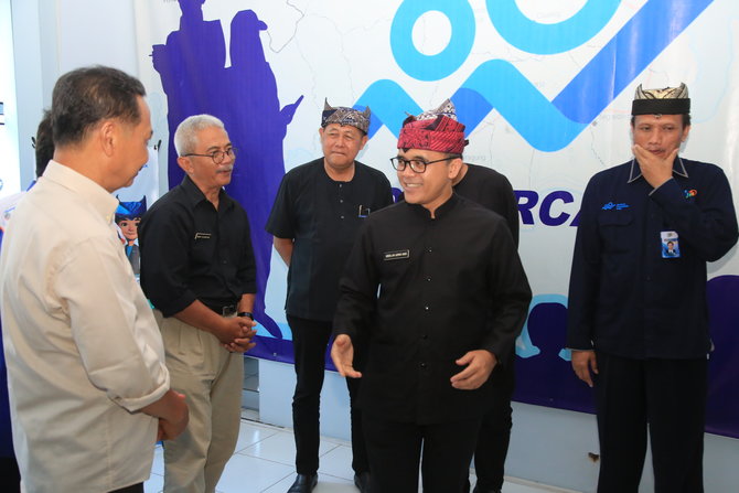 bupati anas saat meninjau sekretariat sp 2020 di kantor badan pusat statistik banyuwangi