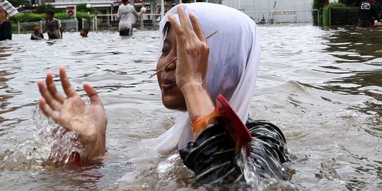 Banjir Sepaha, Lalu Lintas Depan Green Garden Jakbar Lumpuh